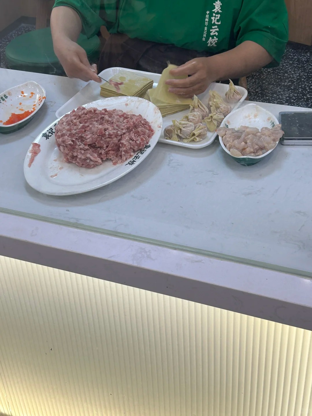 袁记云饺,大妈隔着玻璃包饺子和云吞